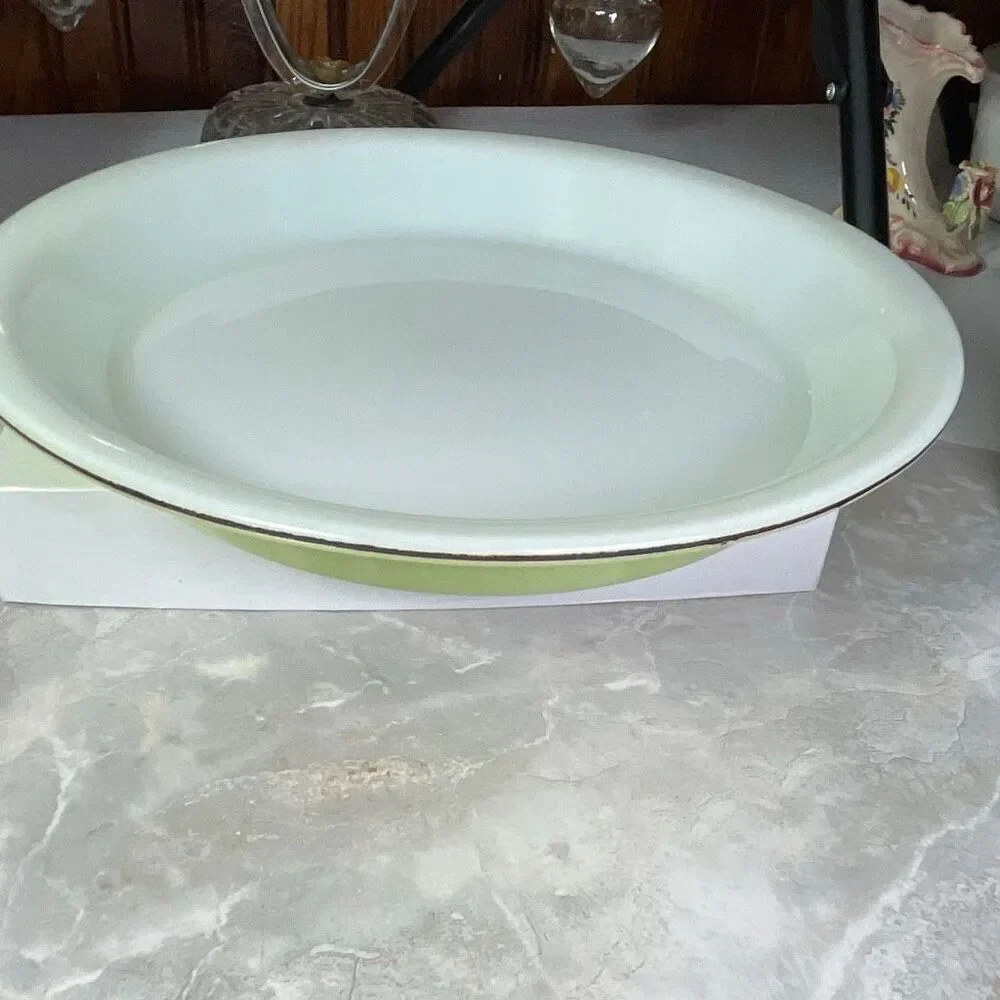 VTG 1960’s Pyrex Lime Green 8.5” pie pan.